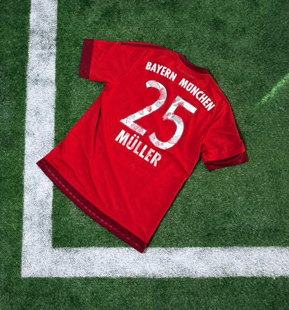 Bayern Munchen Muller 15-16 Home Kit (Size M)